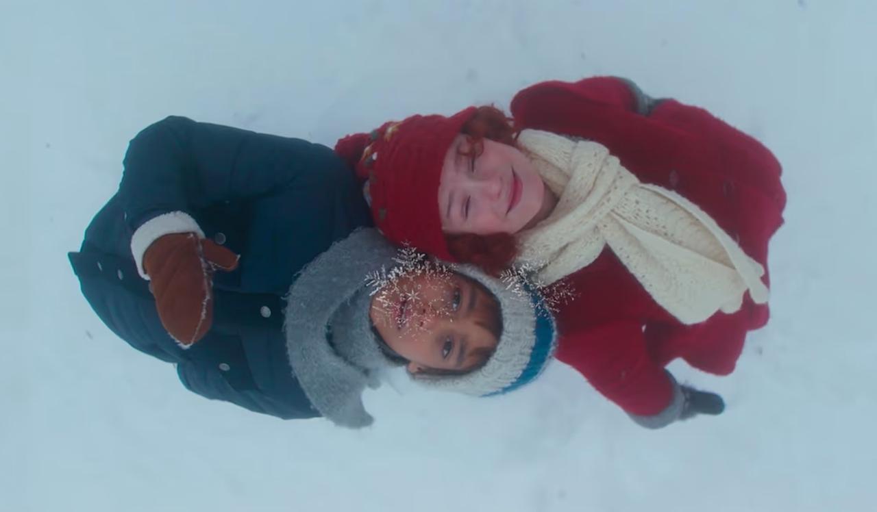 Scena Film Natalizio Sorella Di Neve